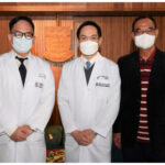 FROM LEFT DR CHIANG CHI-LEUNG AND PROFESSOR ALBERT CHAN CHI-YAN. IGHT PATIENT MR WAN YING-KEUNG